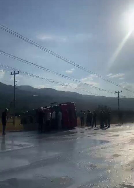 Kontrolden çıkan süt tankeri yan yattı: 3 yaralı Sakarya’nın Akyazı ilçesinde sürücüsünün direksiyon hakimiyetini kaybetmesi neticesinde kontrolden çıkan