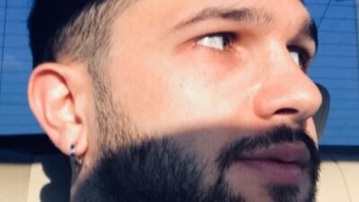 Sakarya’nın Akyazı ilçesinde seyir halindeyken kontrolünü kaybettiği motosikletten düşen genç,