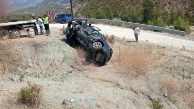 Antalya’nın Manavgat ilçesinde meydana gelen trafik kazasında otomobilin şarampole devrilmesi