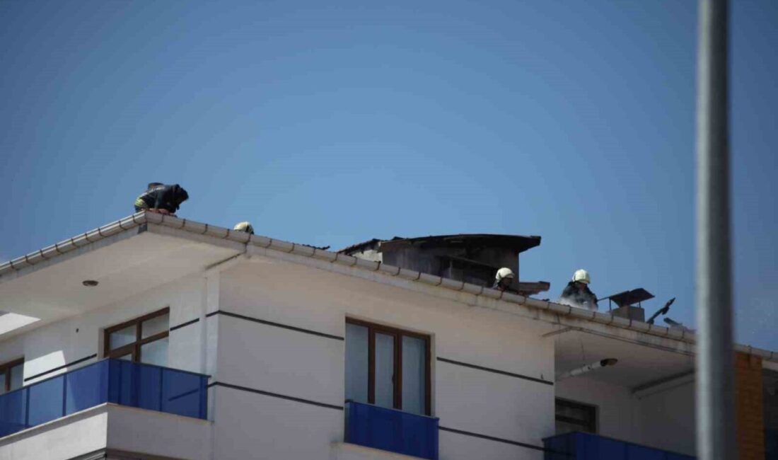 Konya’da 5 katlı apartmanda yangın paniği Konya’nın Karatay ilçesinde 5 katlı binanın çatısında çıkan yangın, paniğe