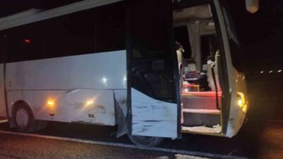 Konya’nın Karapınar ilçesinde midibüs ile otomobilin çarpışması sonucu meydana gelen