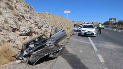Sivas’ta önüne çıkan köpeğe çarpmak istemeyen sürücü direksiyonu kırdı. Şarampole