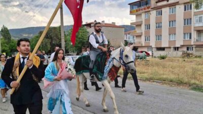 Denizli’nin Kale ilçesinde yöresel adetlerle gerçekleştirilen düğün zamanda yolculuk yaptırdı.