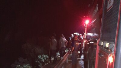 Aydın’ın Köşk ilçesinde gece saatlerinde zeytinlik alanda çıkan yangın itfaiye