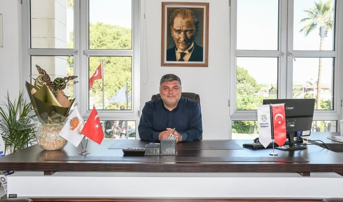 Köyceğiz Belediye Başkan Yardımcısı Özgür Örnek, yapı denetimdeki ruhsat dosyalarıyla