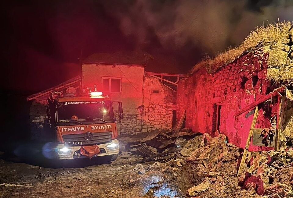 Köyde korkutan yangın kontrol altında Erzurum’un Aziziye ilçesi Bingöze Mahallesi’nde meydana gelen yangın ekiplerin hummalı