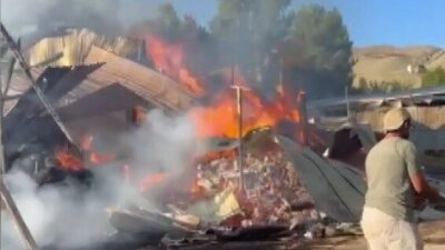 Erzincan’ın Kemah ilçesine bağlı Beşikli köyünde yığılı samanlar yandı. Beşikli