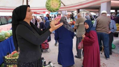 Amasya’da 24 yaşındaki Esra İnan, ailesiyle birlikte tarlada yetiştirdiği karpuzları