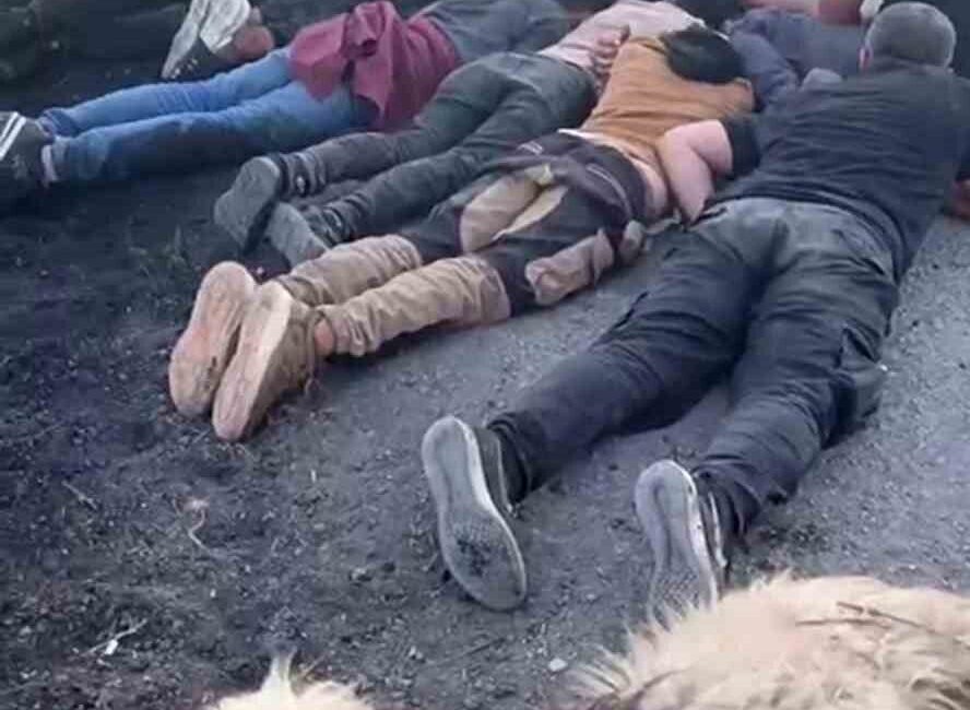 Koyun sürüsüne çarpan insan kaçakçısı, aracı ve göçmenleri bırakıp kaçtı Hatay’da koyun sürüsüne çarptıktan sonra su kanalına devrilen aracın sürücüsü,