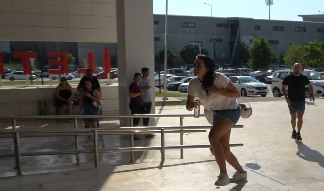 KPSS yine maratonu aratmadı, son dakikaya kalanlar saniyelerle yarıştı Antalya’da ÖSYM tarafından düzenlenen KPSS’nin genel yetenek-genel kültür oturumu saat