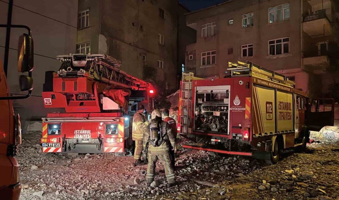 Küçükçekmece’de 6 katlı binanın çatısındaki yangın korkuttu İstanbul Küçükçekmece’de 6 katlı binanın çatısında yangın çıktı. Yangında çatıda