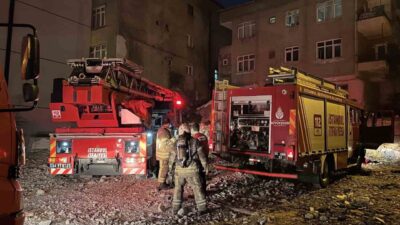 İstanbul Küçükçekmece’de 6 katlı binanın çatısında yangın çıktı. Yangında çatıda