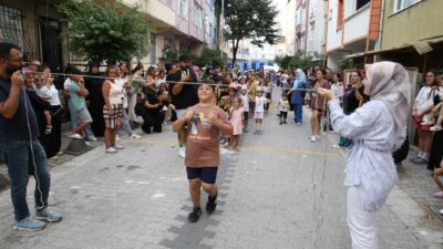 Küçükçekmece’de unutulmaya yüz tutmuş geleneksel sokak oyunlarını çocuklarla buluşturduğu “Sokakta