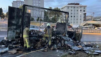 İstanbul Küçükçekmece’de kargo yüklü kamyonet alev alev yandı. Yangın itfaiye