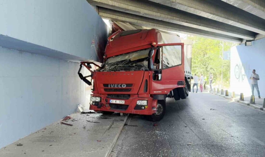 Küçükçekmece’de sünger yüklü tır, altgeçide sıkıştı. Edinilen bilgilere göre olay