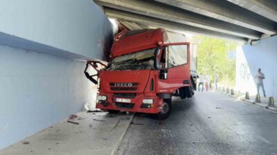 Küçükçekmece’de sünger yüklü tır, altgeçide sıkıştı. Edinilen bilgilere göre olay