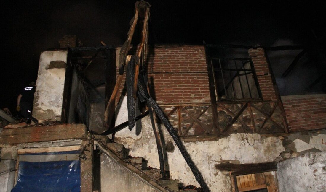 Kula’da gece saatlerinde yangın paniği Manisa’nın Kula ilçesinde kullanılmayan metruk binada henüz neden çıktığı bilinmeyen