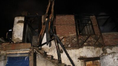 Manisa’nın Kula ilçesinde kullanılmayan metruk binada henüz neden çıktığı bilinmeyen