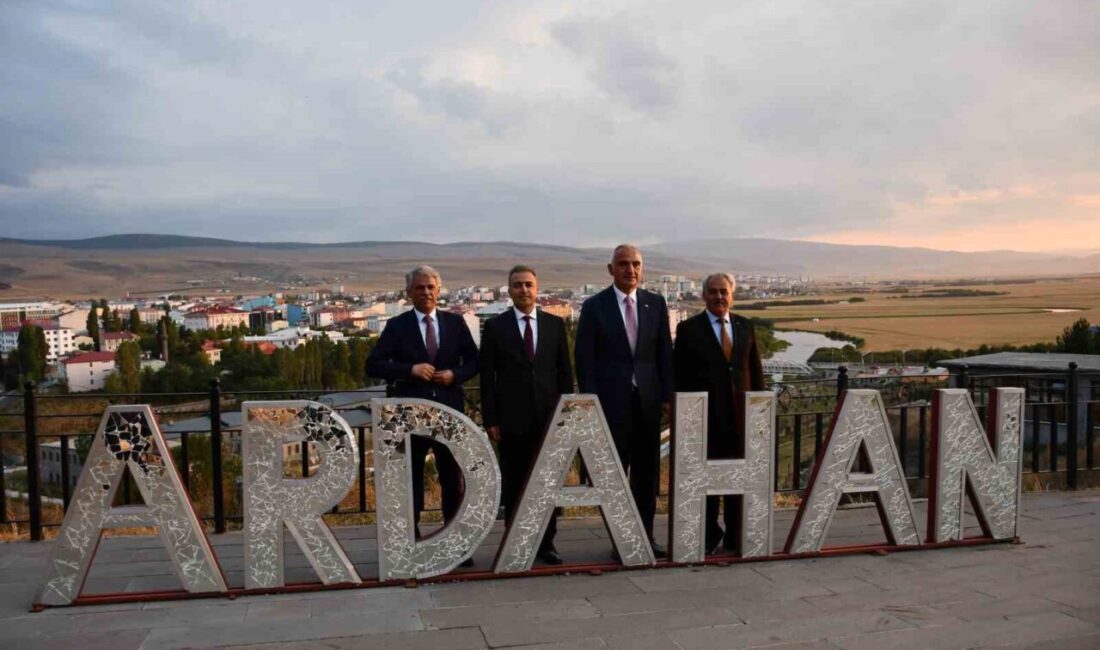 Kültür ve Turizm Bakanı Ersoy, tarihi Ardahan kalesinde inceleme yaptı Kültür ve Turizm Bakanı Mehmet Nuri Ersoy, tarihi Ardahan Kalesi’nde