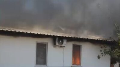 Antalya’nın Kumluca ilçesinde 77 yaşındaki kadının yalnız yaşadığı ev yandı.