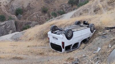 Siirt’in Kurtalan ilçesinde sürücüsünün direksiyon hakimiyetini kaybettiği otomobilin şarampole yuvarlanması