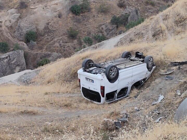 Kurtalan’da trafik kazası: 4 yaralı Siirt’in Kurtalan ilçesinde sürücüsünün direksiyon hakimiyetini kaybettiği otomobilin şarampole yuvarlanması