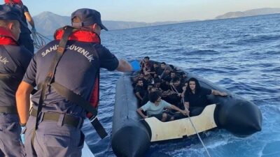 Aydın’ın Kuşadası ilçesi açıklarında Yunan unsurlarınca geri itilen 19 düzensiz