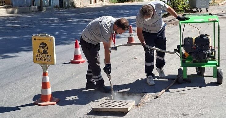 Kütahya Belediyesi çevre ve halk sağlığı için çalışmalarını sürdürüyor Kütahya Belediyesi, şehir genelinde sağlıklı ve hijyenik bir yaşam alanı