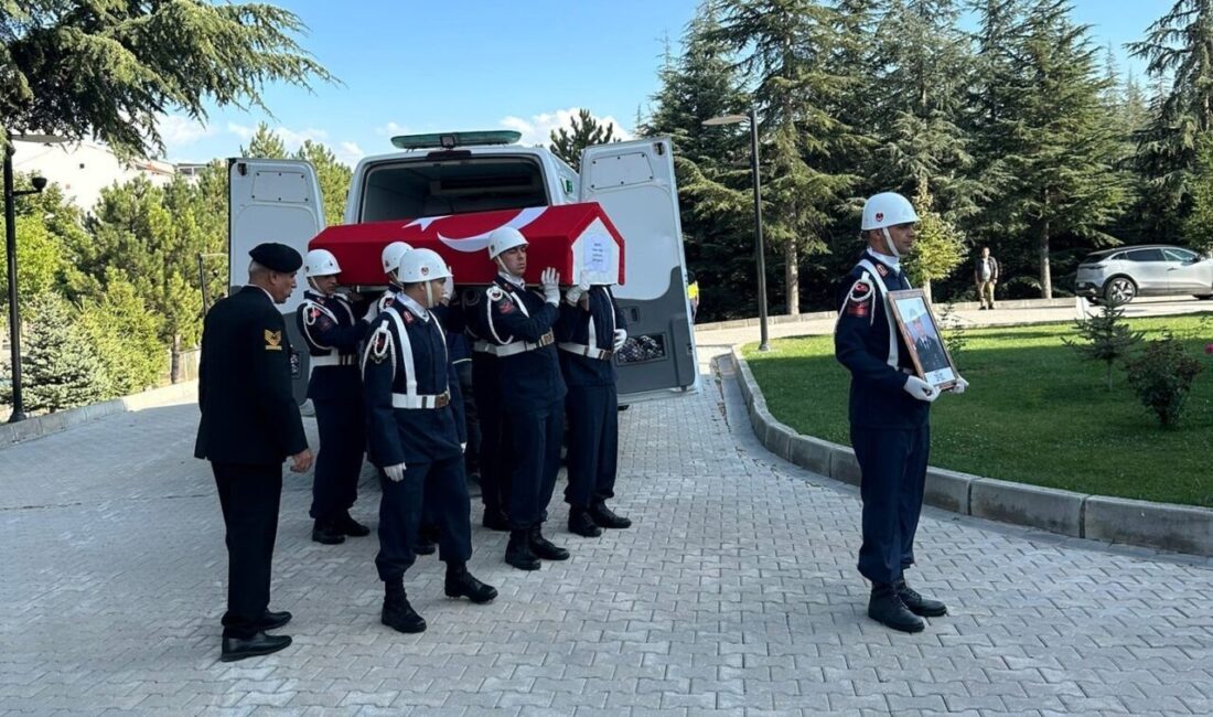 Kütahya’da Şehit Uzman Çavuş Yücel Yeşil için tören düzenlendi Kütahya-Çavdarhisar yolunda meydana gelen kazada şehit olan Jandarma Uzman Çavuş
