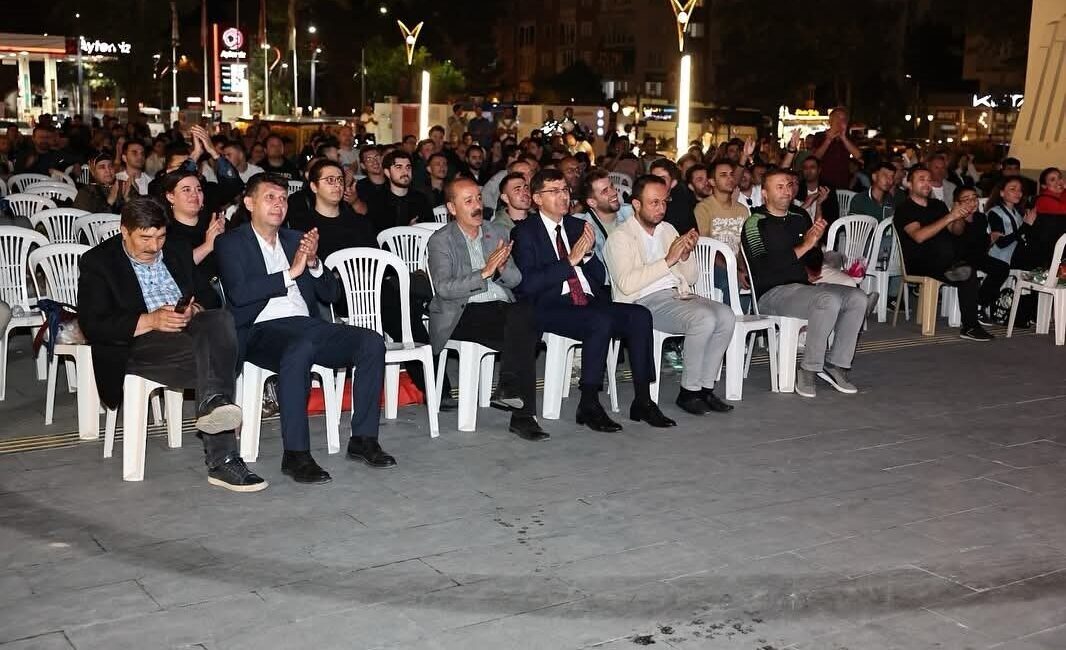 Kütahya’da yarı final heyecanı dev ekranda yaşandı Türkiye A Millî Basketbol Takımı’nın EuroBasket 2025 yarı finalinde Yunanistan