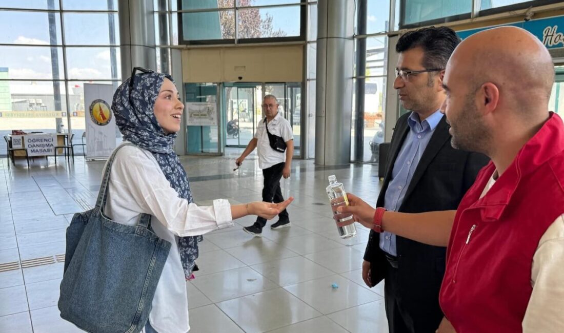 Kütahya’ya gelen üniversite öğrencilerine otogarda sıcak karşılama Kütahya’ya üniversite eğitimi için gelen ve yurtlarda konaklayacak olan öğrenciler,