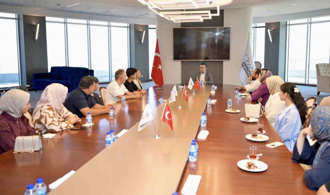 Esenyurt’ta LGS’de dereceye giren öğrenciler, aileleri ve eğitimcileriyle birlikte Esenyurt