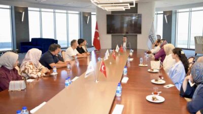 Esenyurt’ta LGS’de dereceye giren öğrenciler, aileleri ve eğitimcileriyle birlikte Esenyurt