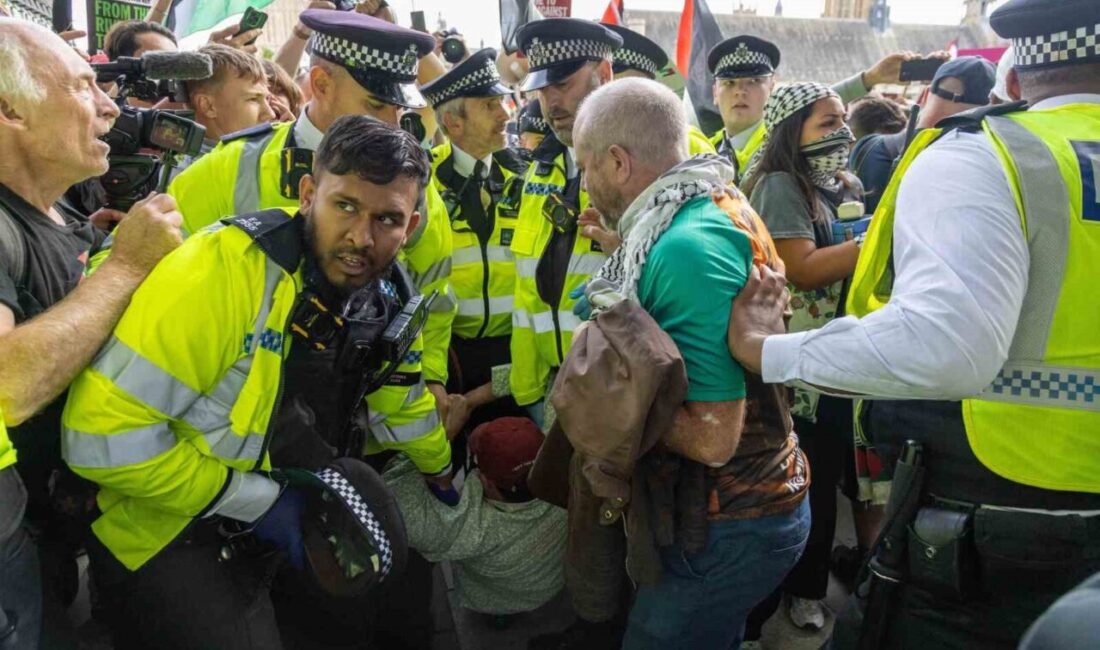 Londra’da düzenlenen Filistin’e destek gösterisinde 890 kişi gözaltına alındı İngiltere’nin başkenti Londra’da yasaklı örgüt ilan edilen “Palestine Action” tarafından