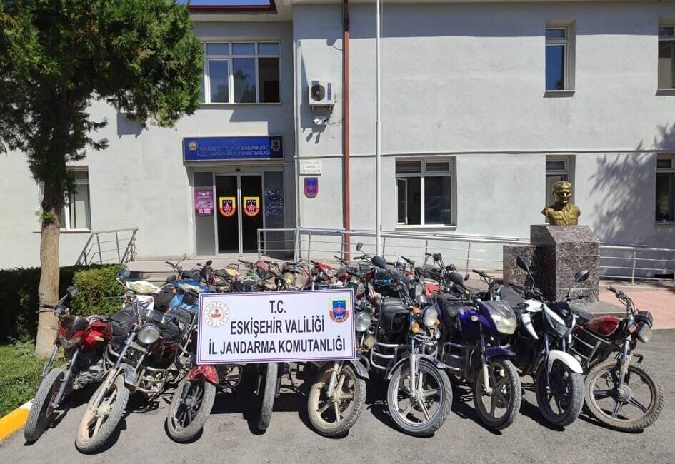 Mahmudiye’de motosiklet operasyonu Eskişehir İl Jandarma Komutanlığı ekiplerinin çalışmaları sonucu 2’si motor/şase numarası