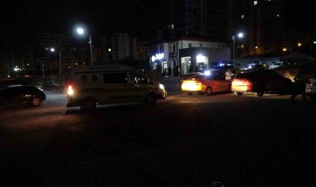 Malatya’da 12 kişinin karıştığı trafik tartışması kanlı bitti: 3 yaralı, 5 gözaltı Malatya’nın Yeşilyurt ilçesinde trafikte başlayan tartışma, polis merkezi çıkışında yeniden