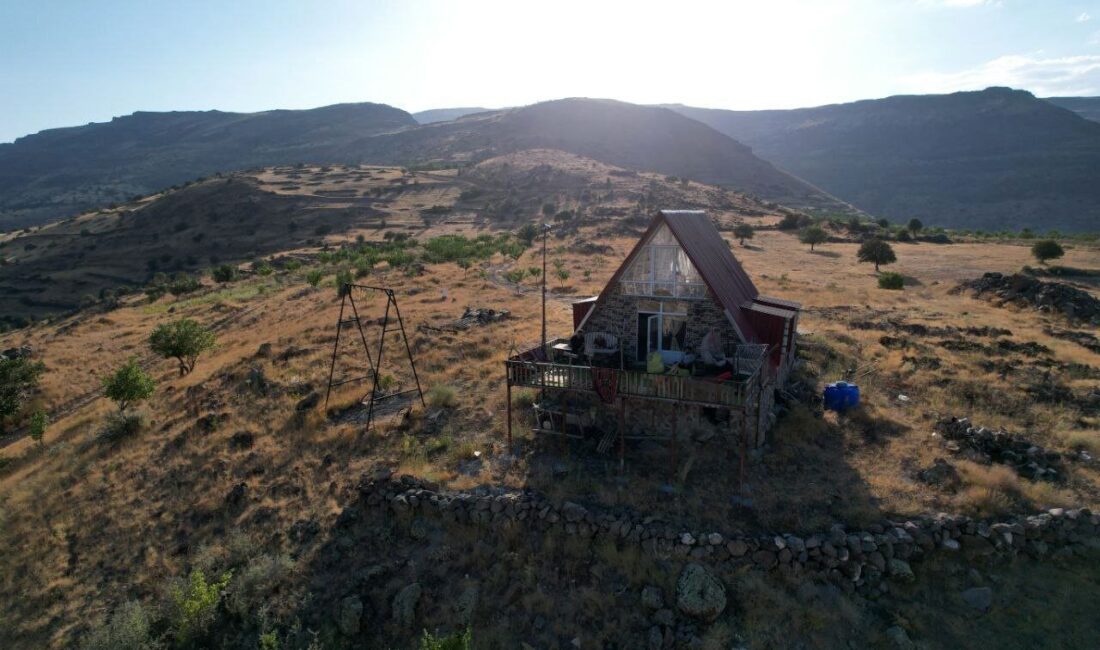 Malatya’da bin 600 rakımdaki bungalov evi görenler bir daha bakıyor Malatya’nın Akçadağ ilçesinde yaşayan vatandaş, 6 Şubat 2023 depremlerinin ardından