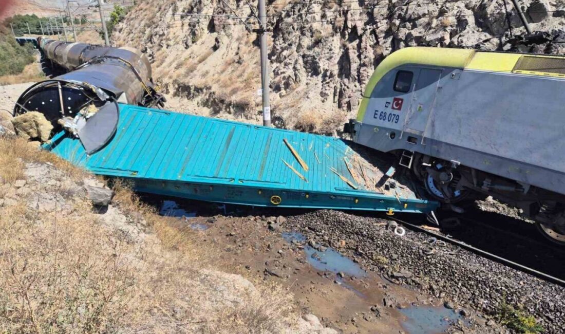 Malatya’nın Hekimhan ilçesinde demir cevheri taşıyan yük treni ile yakıt