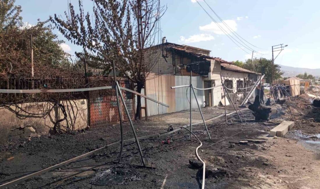 Malatya’da inşaat şantiyesinde çıkan yangın evlere sıçradı Malatya’nın Yeşilyurt ilçesinde bulunan bir inşaat şantiyesinde yangın meydana geldi.