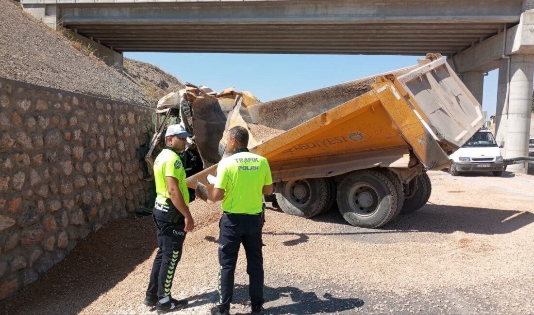 Malatya’da sürücünün kontrolünden çıkan hafriyat kamyonu önce bariyerlere daha sonra