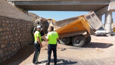 Malatya’da sürücünün kontrolünden çıkan hafriyat kamyonu önce bariyerlere daha sonra