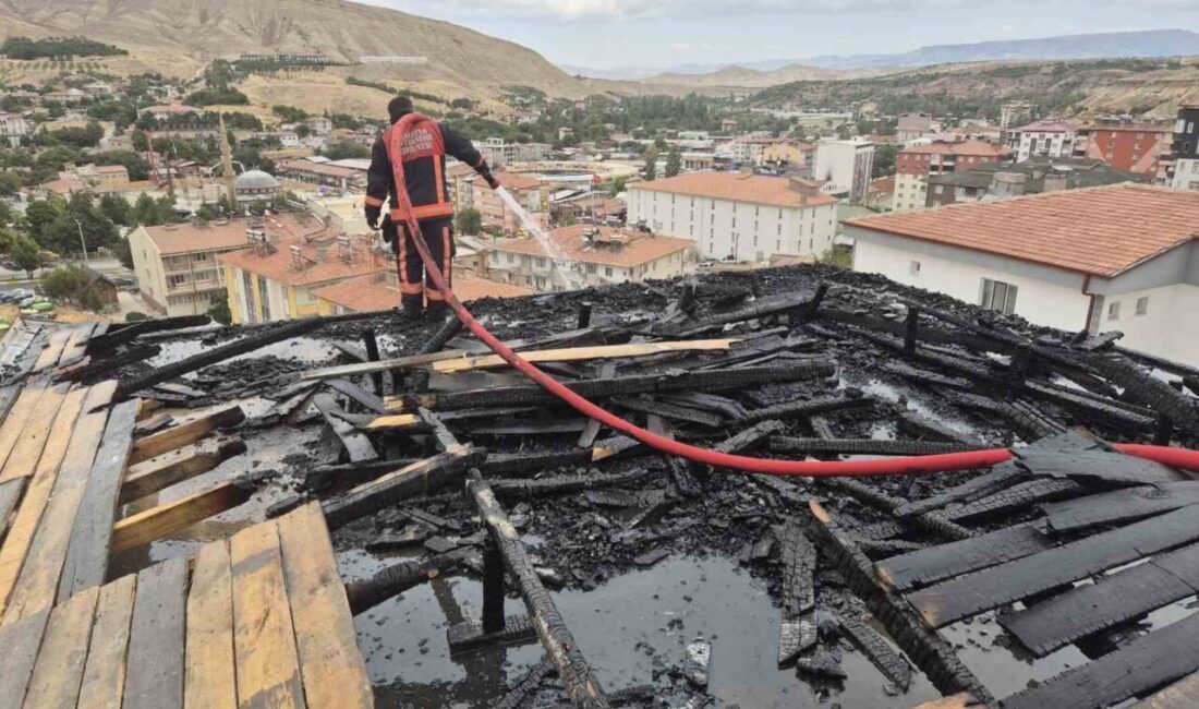 Malatya’da korkutan çatı yangını Malatya’nın Darende ilçesinde inşaat halindeki bir apartmanın çatısında çıkan yangın