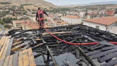 Malatya’nın Darende ilçesinde inşaat halindeki bir apartmanın çatısında çıkan yangın