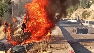 Malatya’nın Darende ilçesinde yolcu otobüsüyle çarpışan tır, devrilerek dere yatağına