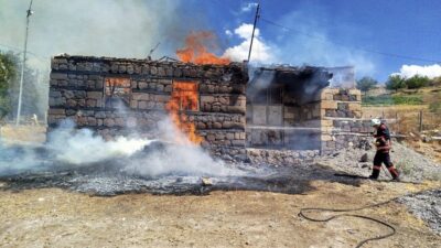 Malatya’nın Arguvan ilçesinde çıkan samanlık yangınında 6 ton saman kül