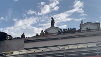 Maltepe’de 3 katlı bir binanın çatı katında çıkan yangın itfaiye