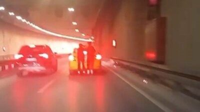 Maltepe’de iki kişi, patenle seyir halindeki bir taksinin bagajına tutunarak