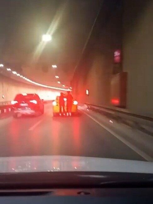 Maltepe’de iki kişi, patenle seyir halindeki bir taksinin bagajına tutunarak