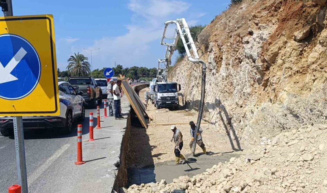 Manavgat’ta bulunan mahallelerde, çevre yolu kenarında biriken yağmur suları nedeniyle