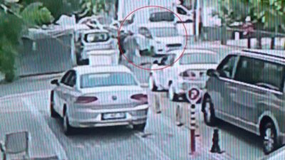 Antalya’nın Manavgat ilçesinde bir anda yola fırlayan patenli çocuk seyir